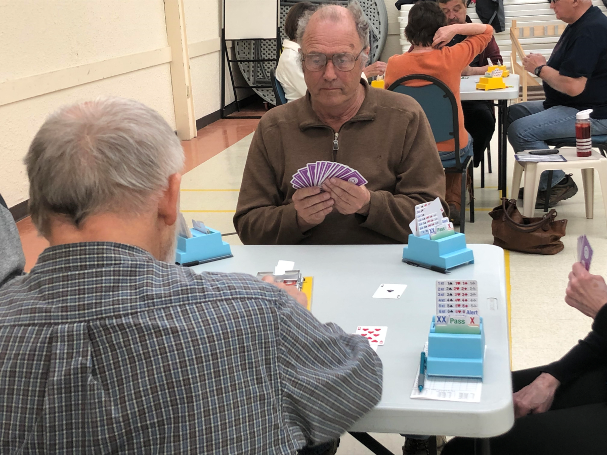 Michael Rutherford plays bridge weekly at the Gordon Howard Centre in Selkirk. Global News / Hannah Owczar
