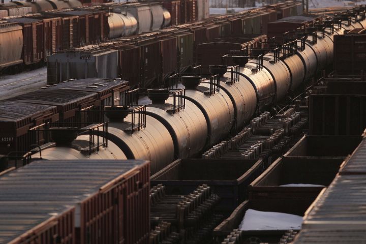 Lower discounts on western Canadian oil prices have swollen producer coffers in the first three months of the year but analysts say they don't expect to see many increases in drilling budgets as companies report results over coming weeks. Rail cars wait for pickup in Winnipeg, Sunday, March 23, 2014. 