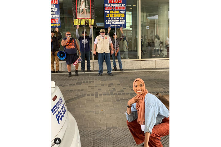 Shaymaa Ismaa'eel was in town to attend a conference of the Islamic Circle of North America when she came across some protesters holding Islamophobic signs.
