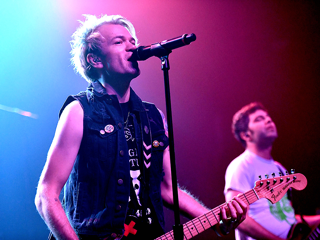 Deryck Whibley of Sum 41 performs onstage during the Strange 80's concert at The Fonda Theatre on October 12, 2018 in Los Angeles, Calif.