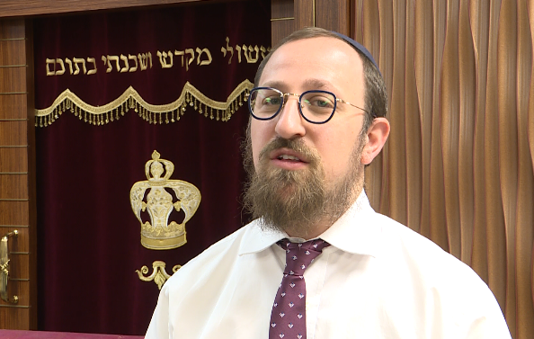 Rabbi Tzali Borenstein talks to Global News about last weekend's shooting at a synagogue in California.