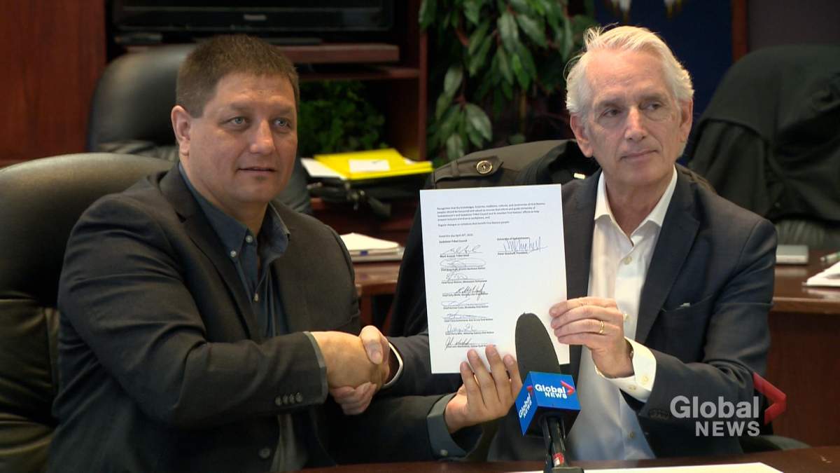 Saskatoon Tribal Council Chief Mark Arcand and University of Saskatchewan president Peter Stoicheff sign an agreement on April 25, 2019 in Saskatoon to improve educational outcomes for Indigenous students. 