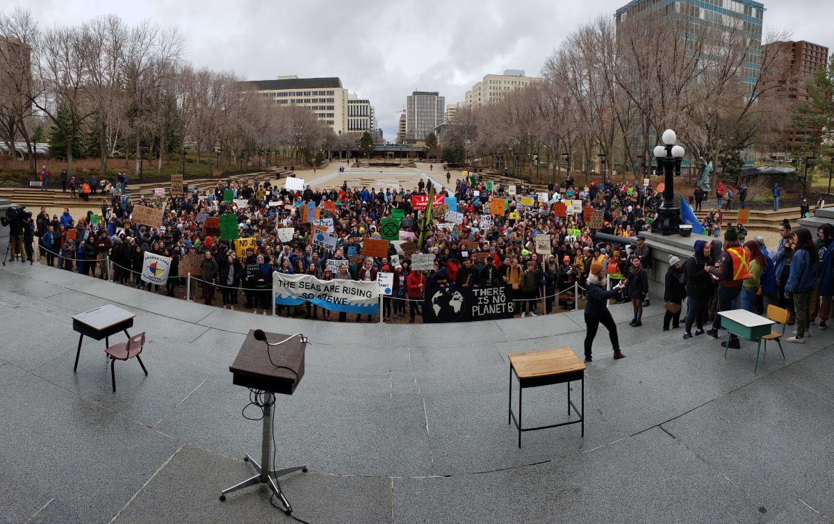 Crowds of Edmonton students march for climate change action | Globalnews.ca