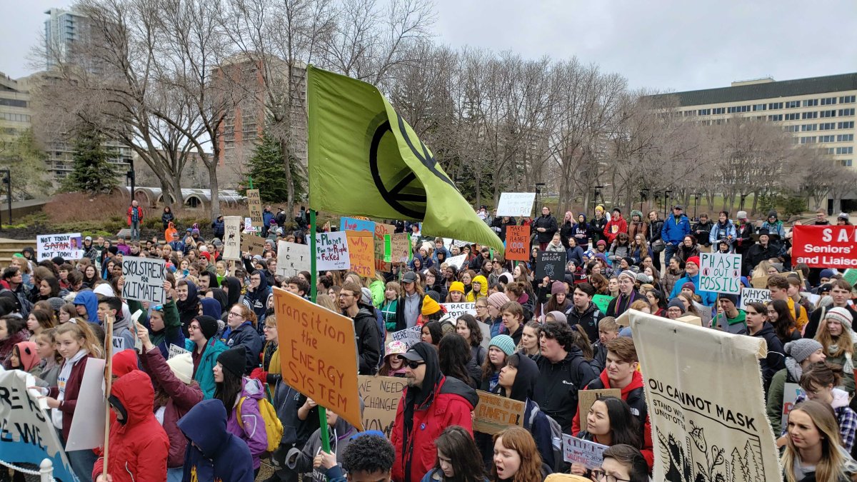 Crowds of Edmonton students march for climate change action | Globalnews.ca