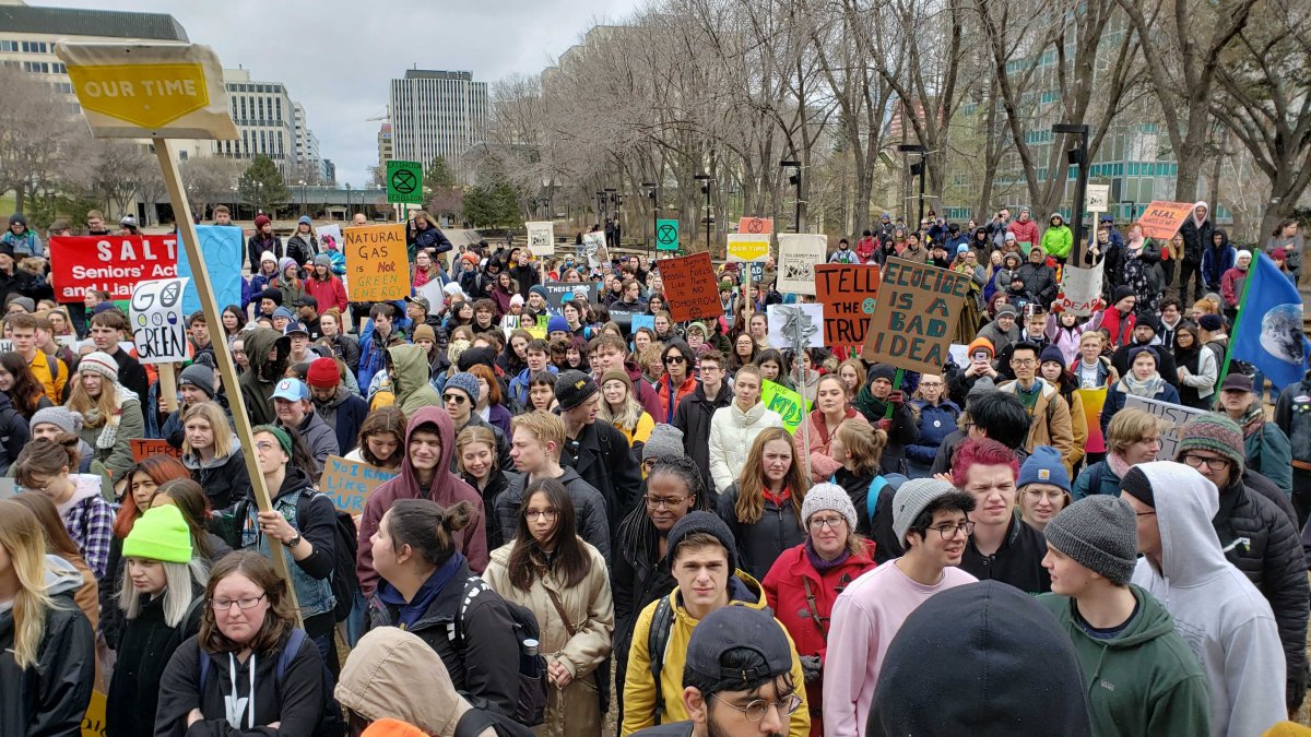 Crowds of Edmonton students march for climate change action | Globalnews.ca