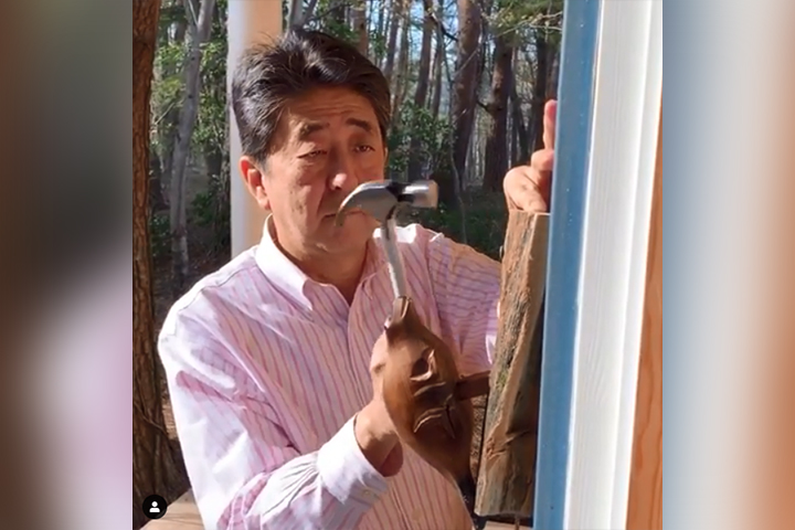 In a video posted Thursday to his official Instagram account, Shinzo Abe installed a beaver door-knocker from Canada at his lakeside villa.