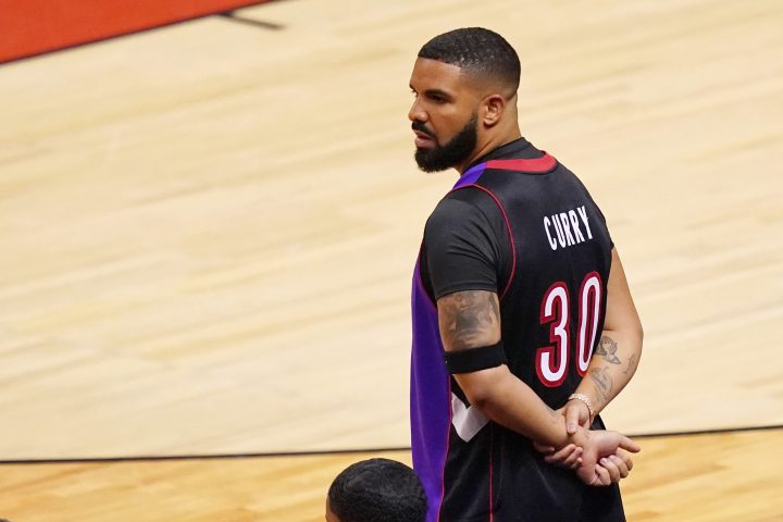 Drake trolls Steph Curry with dad Dell 