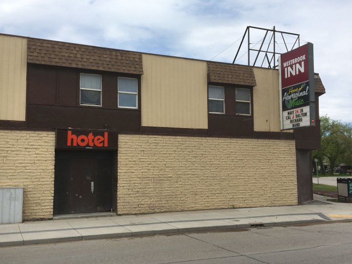 Winnipeg police say man stabbed inside hotel on Keewatin Street