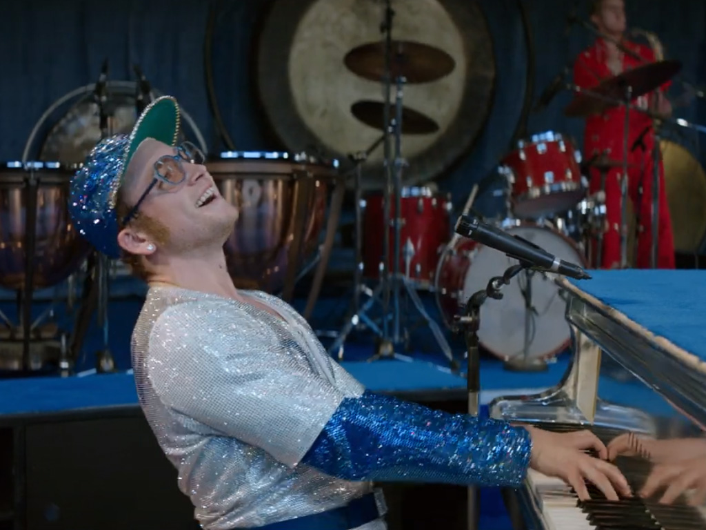 martillo Sensible Industrializar Watch Taron Egerton channel Elton John, perform 'Rocket Man' - National |  Globalnews.ca