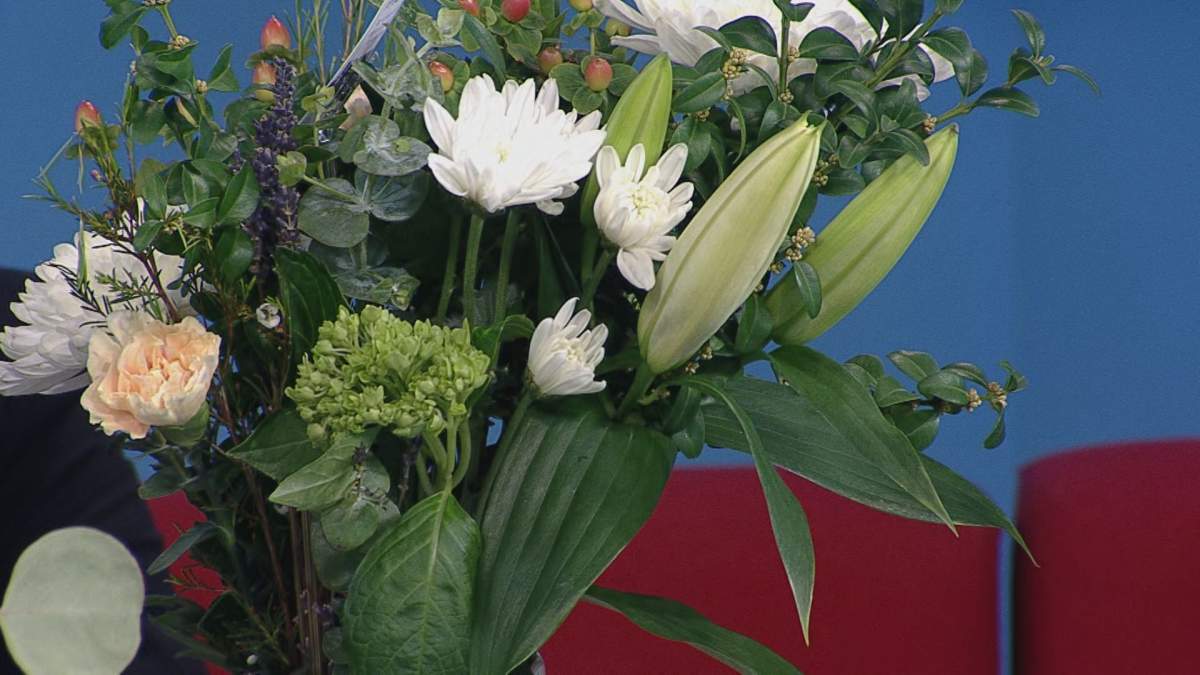 Getting a bouquet with flowers that haven’t opened yet can offer your mother more time to enjoy that gift.