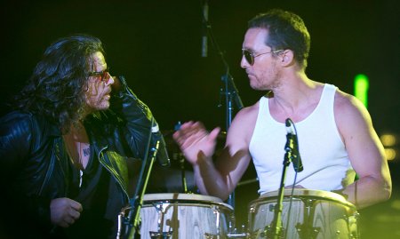 (L-R) Ian Astbury di The Cult e l'attore Matthew McConaughey durante la performance di The Cult al South by Southwest (SXSW) il 17 marzo 2012.