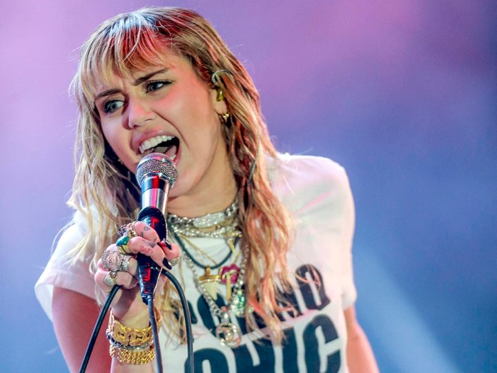 Miley Cyrus speaks out after video shows fan forcibly groping her at ...