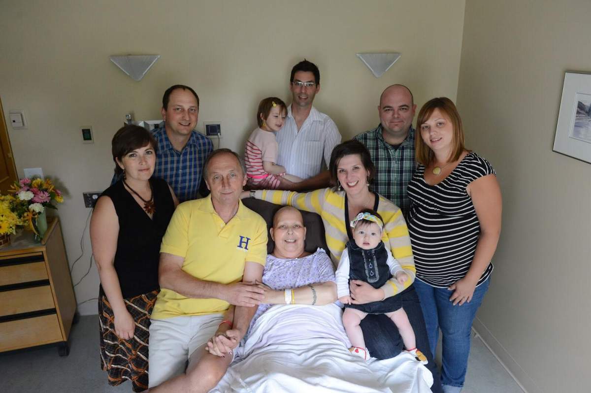 Kathy Castle, surrounded by her family, before she passed away from lung cancer on June 20, 2013. 