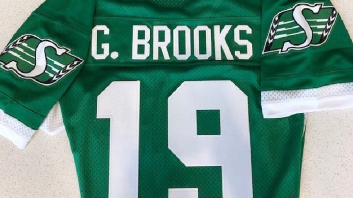 Garth Brooks will receive a custom Roughrider jersey on his tour stop at Mosaic Stadium, according to Saskatchewan Premier Scott Moe.