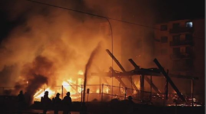 Oshawa fire crews responding to fire which engulfed a low rise apartment building near Bloor and Simcoe Streets.