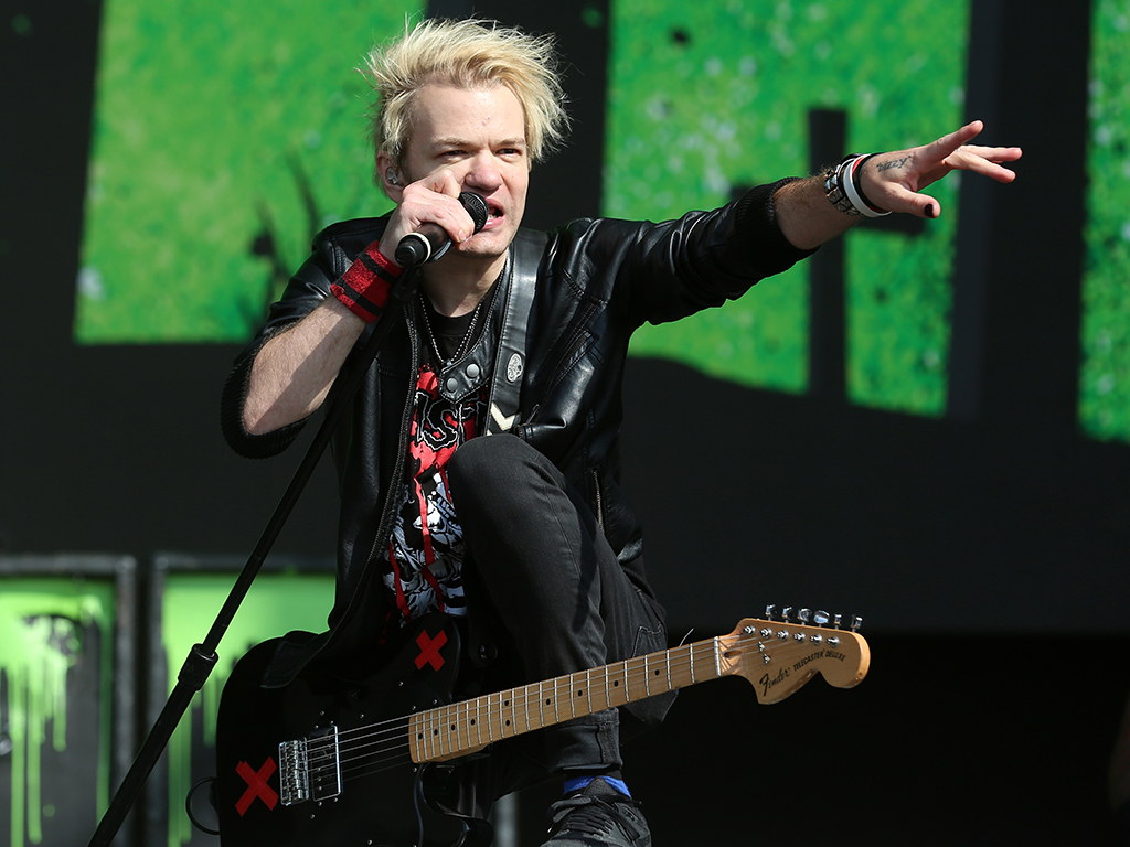 Deryck Whibley of Sum 41 performs live on stage during Day 2 of Reading Festival at Richfield Avenue on Aug. 25, 2018 in Reading, England.