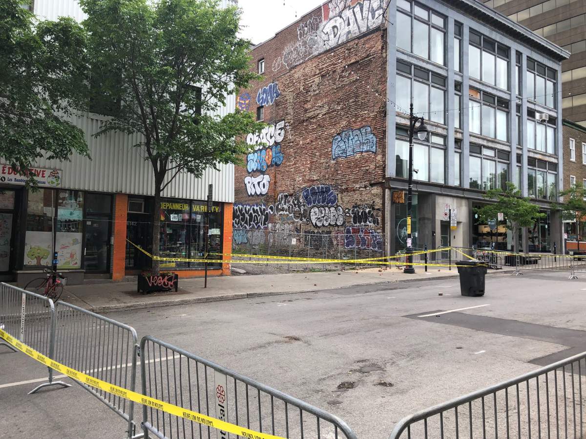 Bricks began to fall from a Saint-Laurent Boulevard building Sunday Morning.