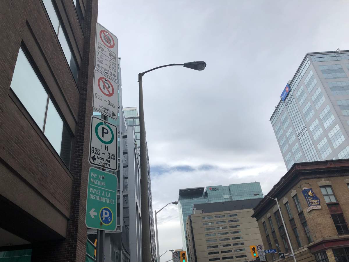 Don’t want to get a ticket during rush-hour periods in downtown Ottawa? Read parking signs from top to bottom. The top sign is “the most important,” according to a spokesperson for the city’s bylaw department.