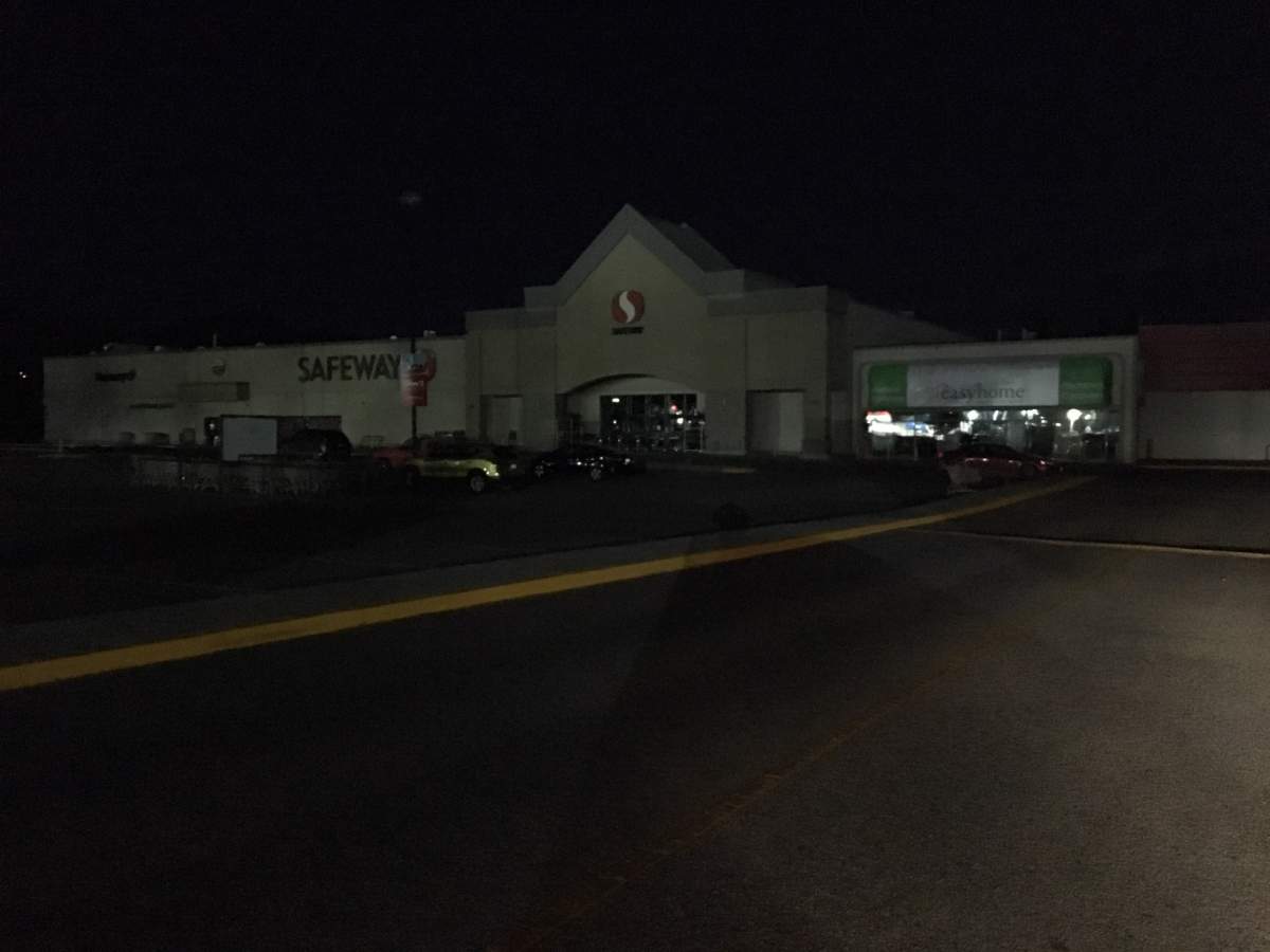 A power outage in Kelowna affects grocery stores, restaurants, hotels on a Friday night.