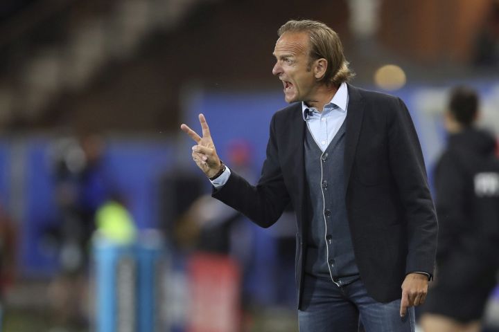 Canada head coach Kenneth Heiner-Moller gives directions to the players during the Women's World Cup Group E soccer match between Canada and New Zealand in Grenoble, France, Saturday, June 15, 2019. 