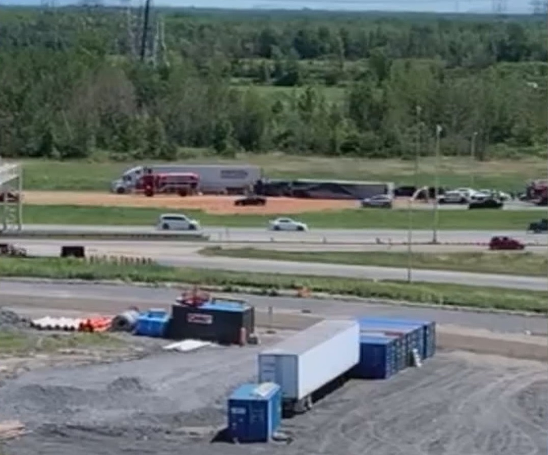 Thousands of apples spread across Hwy. 30 following truck crash