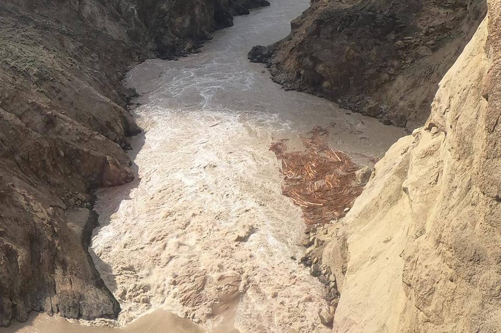 A rock slide on the Fraser River near Big Bar, B.C., has created a five-metre waterfall that is blocking the passage of salmon. The co-ordinated effort to save hundreds of thousands of salmon hampered by a rockslide in British Columbia's Fraser River is about to get even more technical.
