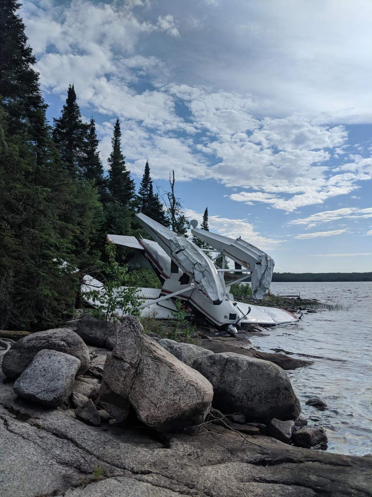 Pilot survives float plane crash near Little Grand Rapids - image