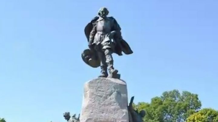 Photo of the Samuel de Champlain monument in Orillia.