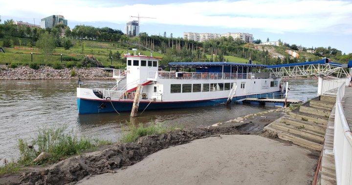 Речната лодка Edmonton Queen си търси нов собственик.В публикация на
