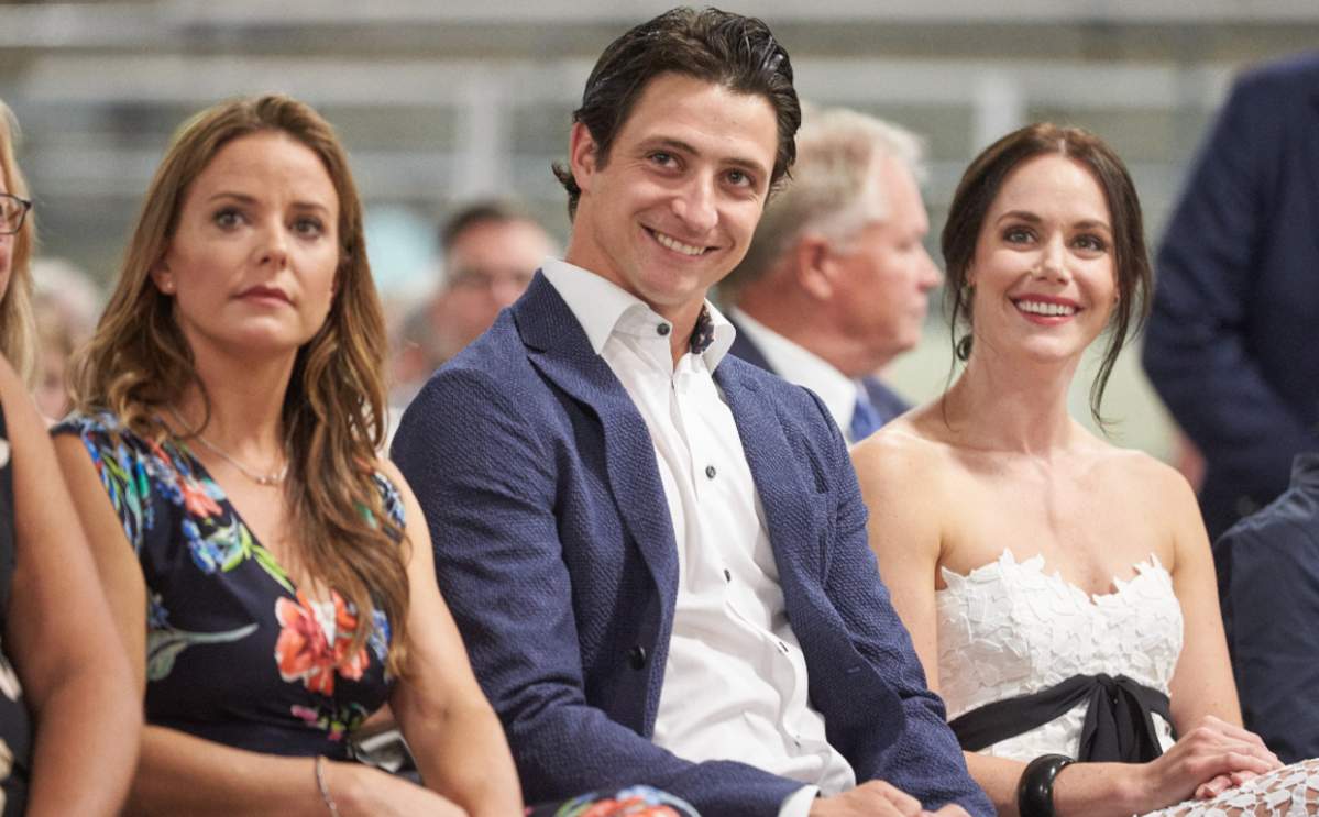 Scott Moir sat between his fiancee, Jackie Mascarin, and former skating partner, Tessa Virtue, at their Canada’s Hall of Fame induction ceremony.