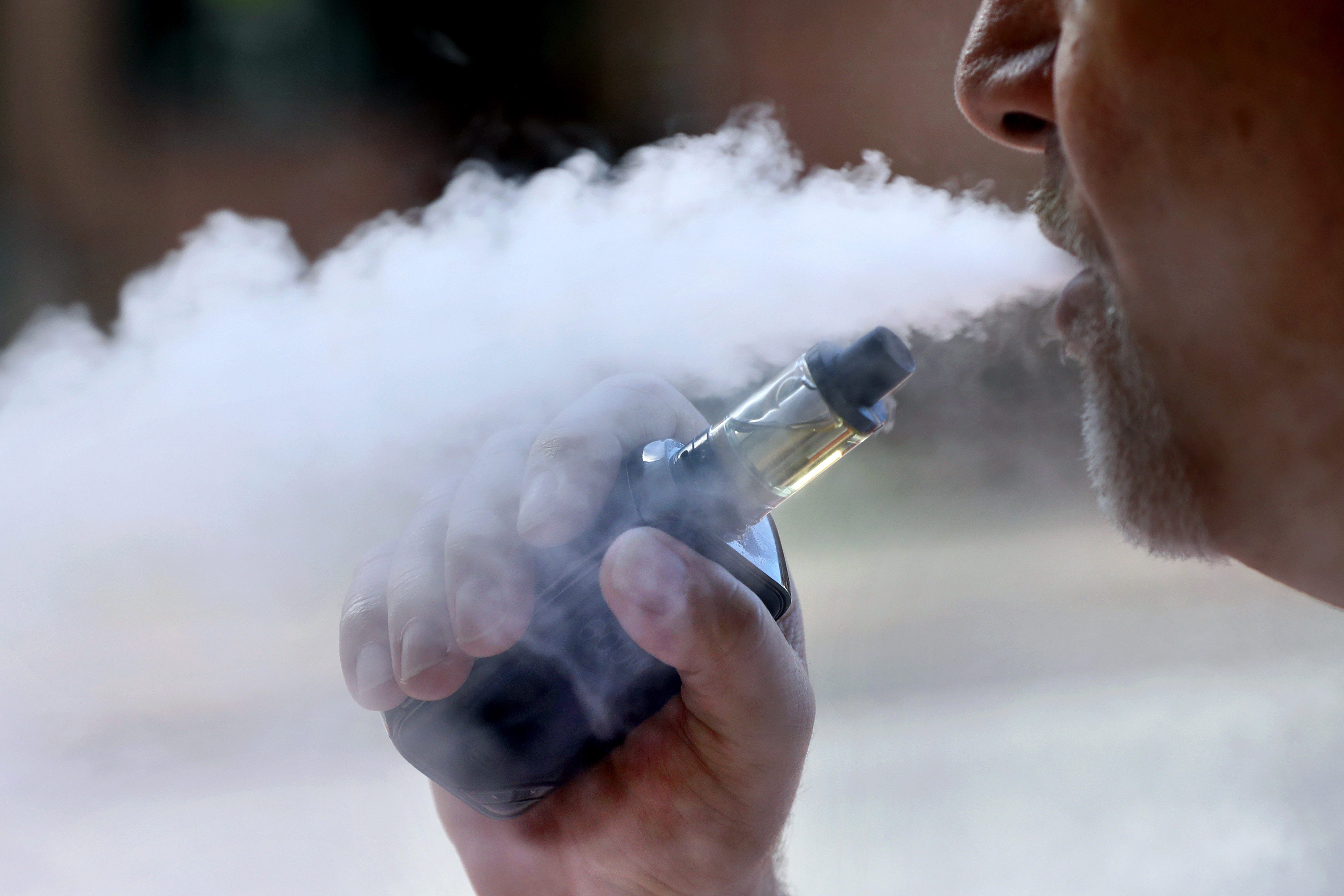 Health Canada warns vaping carries risk of pulmonary illness