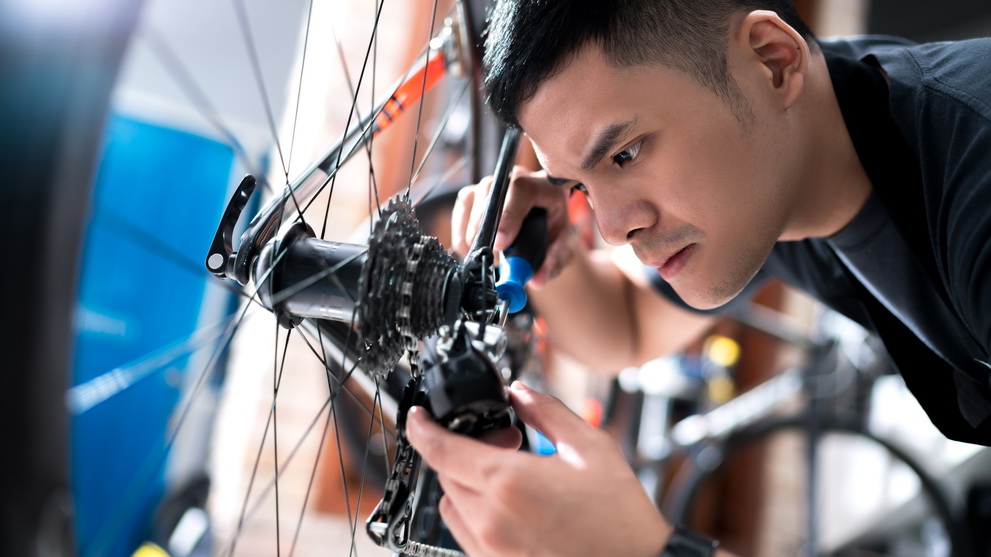 CAA Manitoba and Bike Winnipeg are hosting a free bike repair clinic this Saturday.