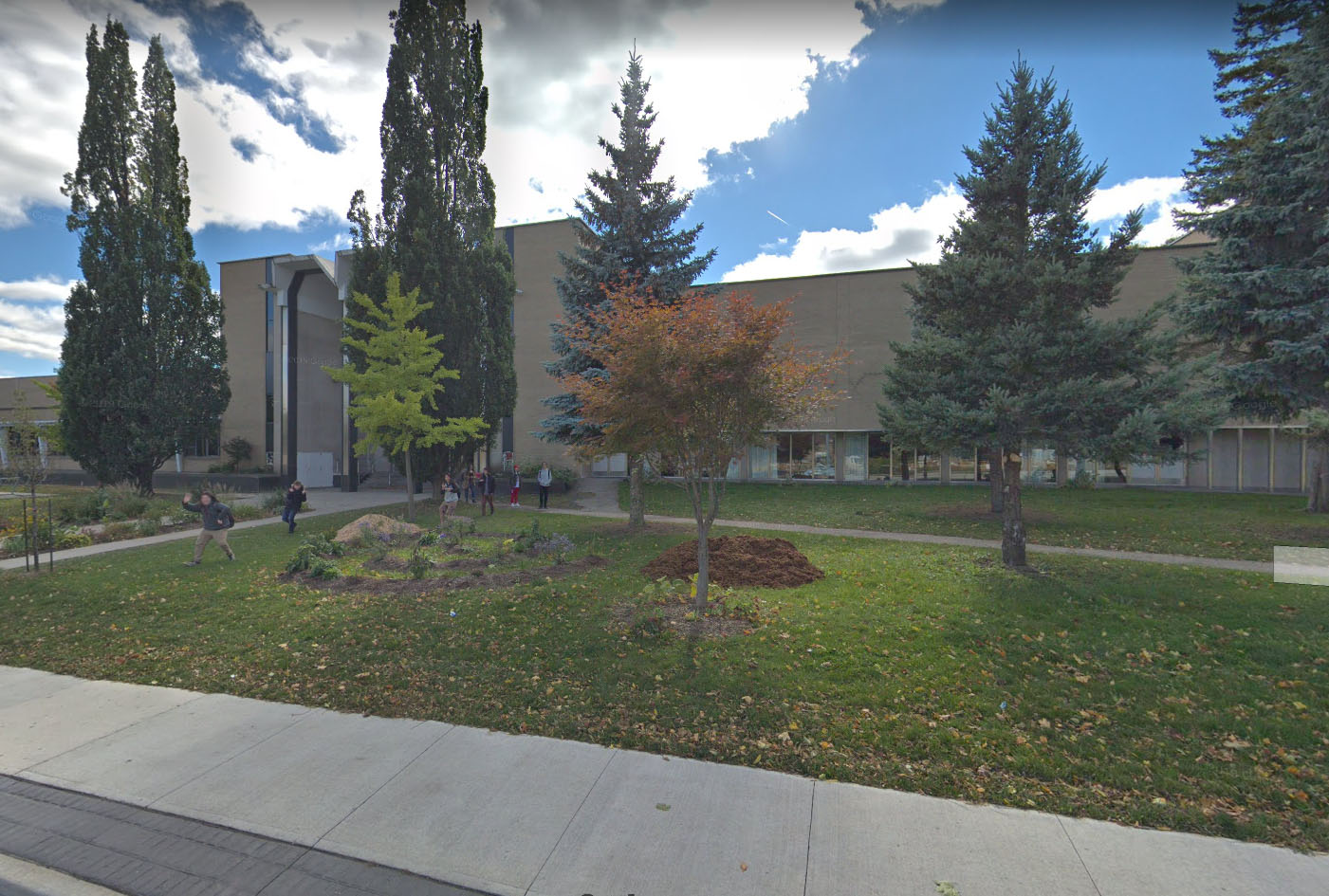 Втора гимназия в Китчънър беше затворена в четвъртък след като