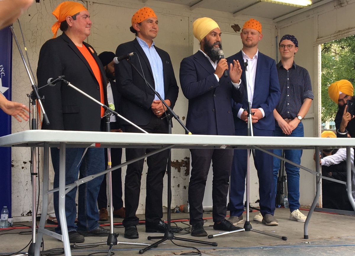 Federal NDP leader Jagmeet Singh speaks to the crowd flanked by provincial leader Wab Kinew and other NDP  politicians after taking part in the Nagar Kirtan procession Sunday, Sept. 1. Erik Pindera/Global News.