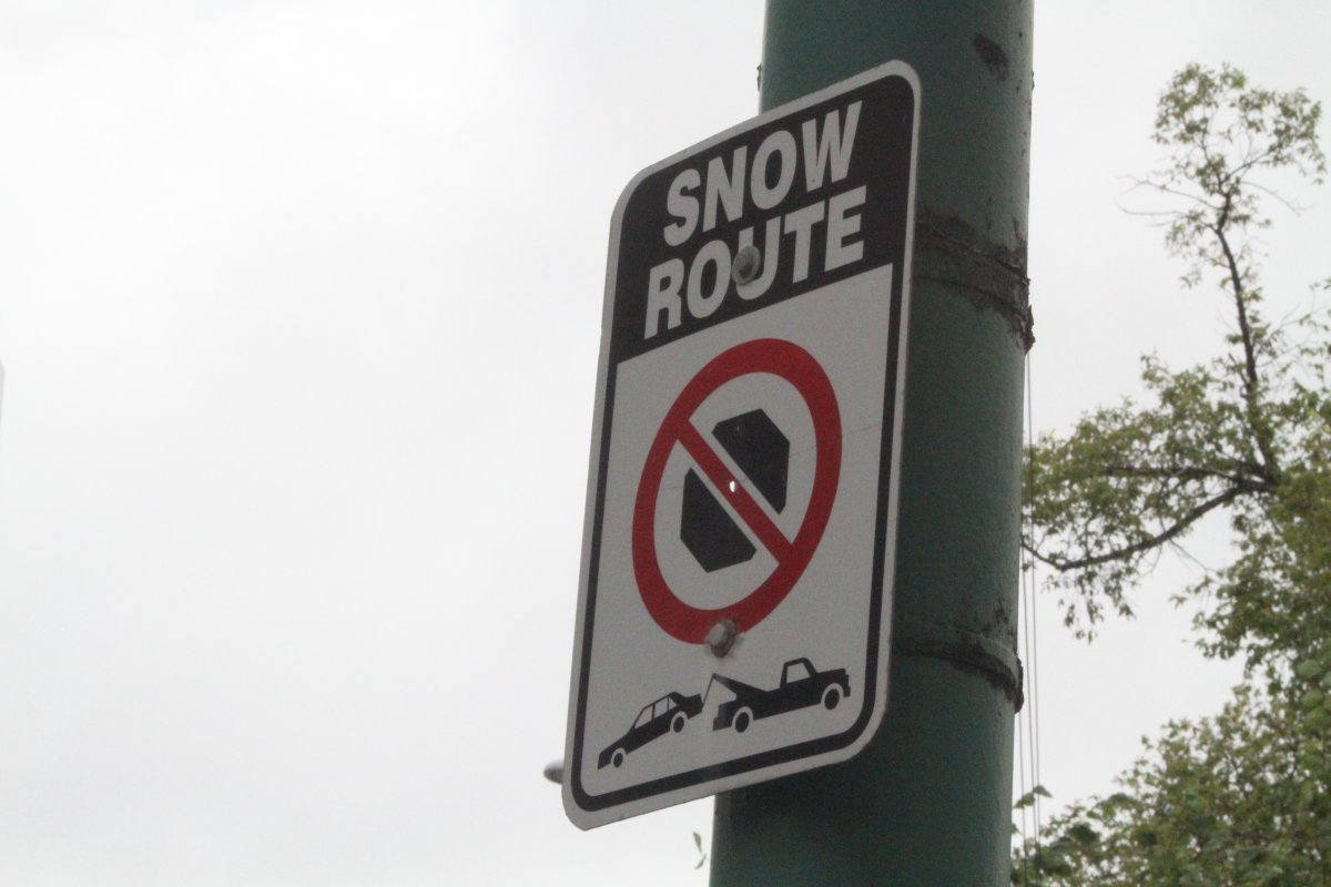 A snow route sign.