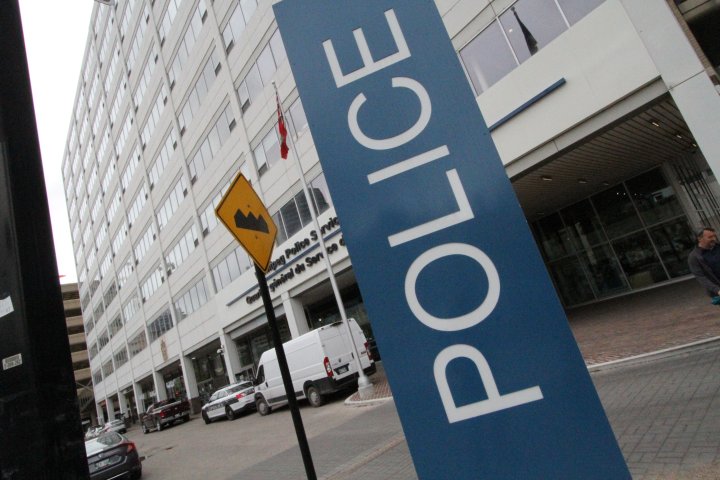 Winnipeg police searching for suspects in Assiniboine Avenue apartment homicide