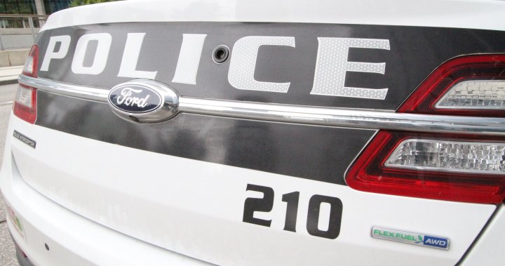 Полицията в Уинипег търси свидетели, след като мъж беше блъснат от ван на главната улица