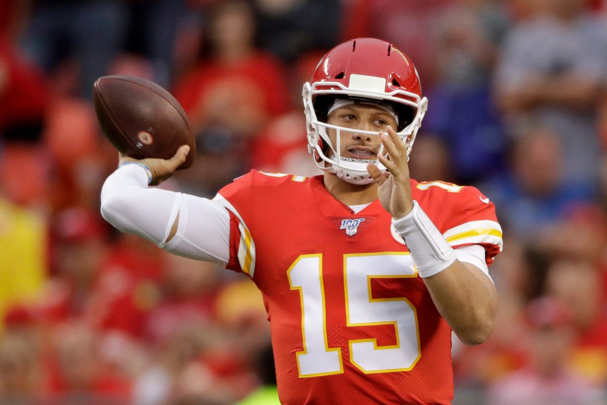 Kansas City Chiefs quarterback Patrick Mahomes (15) throws a touchdown pass to running back Damien Williams during the first half of an NFL preseason game against the San Francisco 49ers in Kansas City, Mo., Saturday, Aug. 24, 2019.