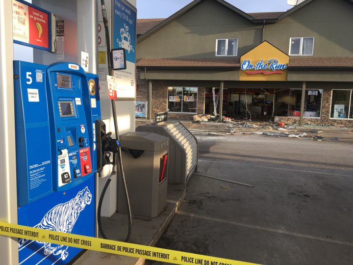 4 masked suspects attempt to steal ATM from Alberta convenience store