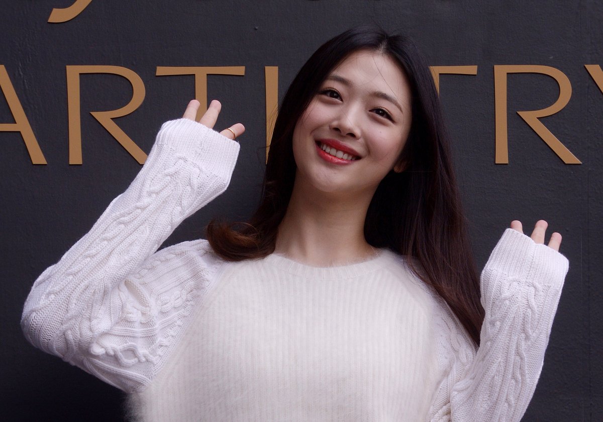 In this Sept. 30, 2015, photo, South Korean pop star and actress Sulli poses during the K-Beauty Close-Up event in Seoul, South Korea. News reports on Monday, Oct. 14, 2019, say Sulli has been found dead at her home south of Seoul. 