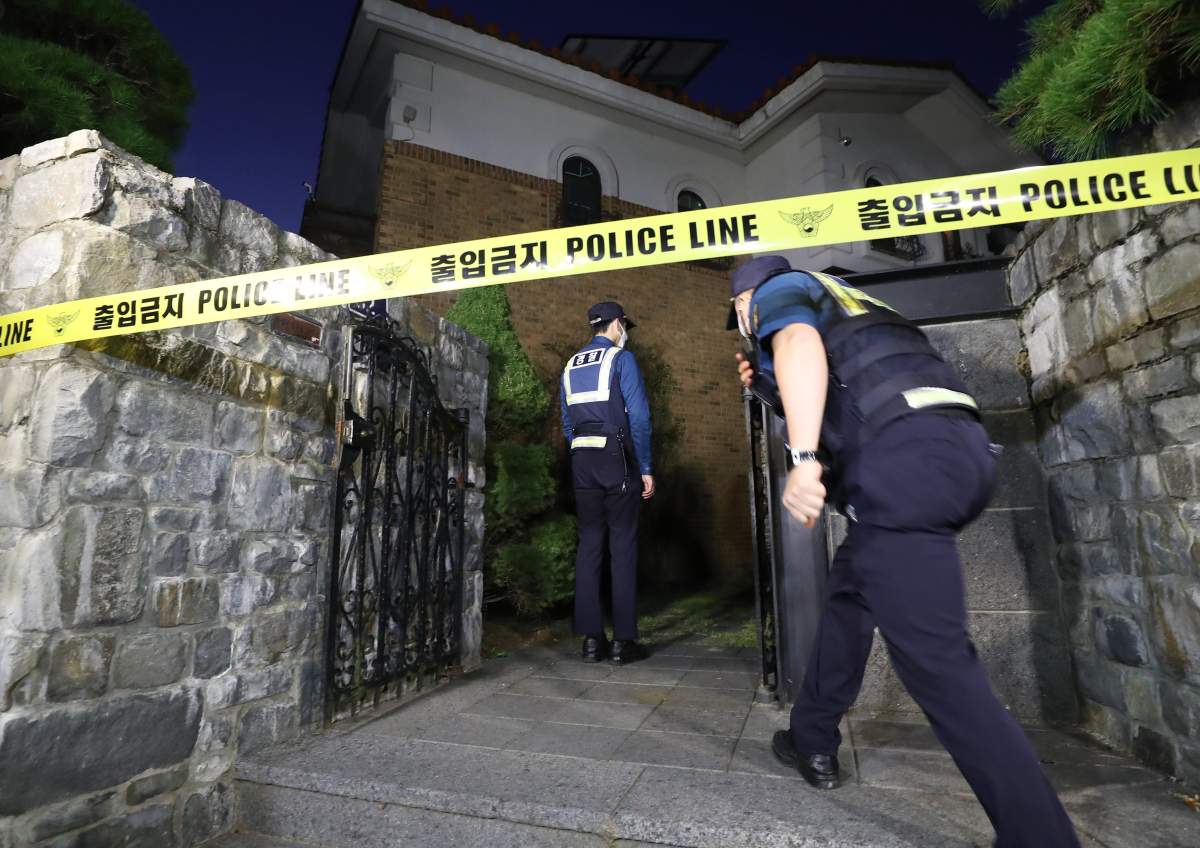epa07920039 Police cordon off the house of late South Korean singer-actress Sulli in Seongnam, Gyeonggi Province, South Korea, 14 October 2019. A probe into the cause of her death is currently underway.