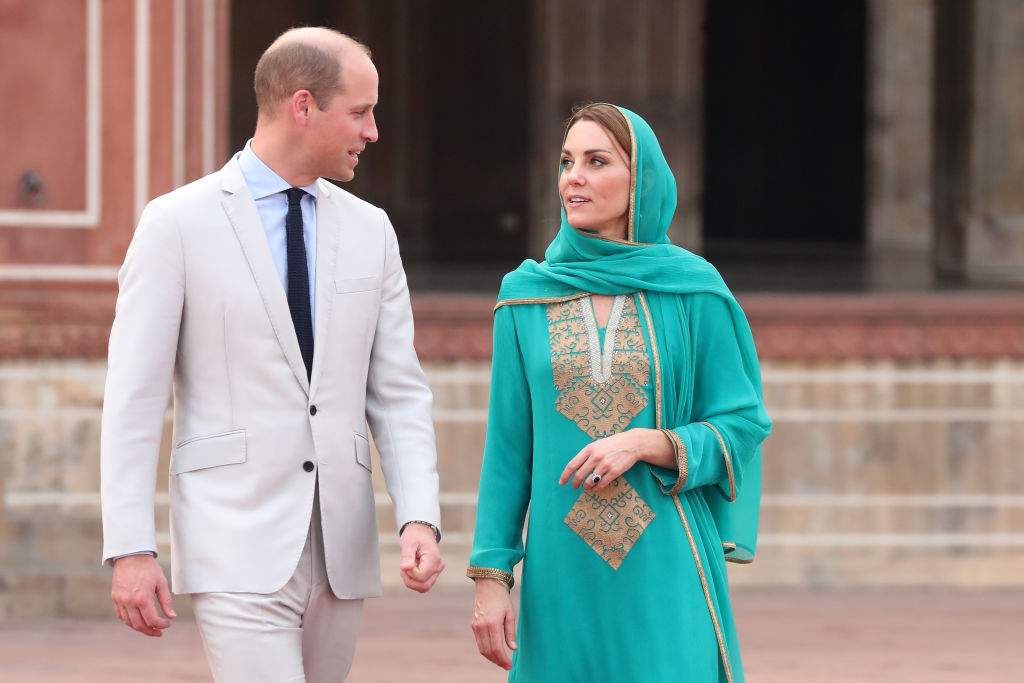 Prince William and Kate Middleton visited the Badshahi Mosque within the Walled City during Day 4 of their royal tour of Pakistan.