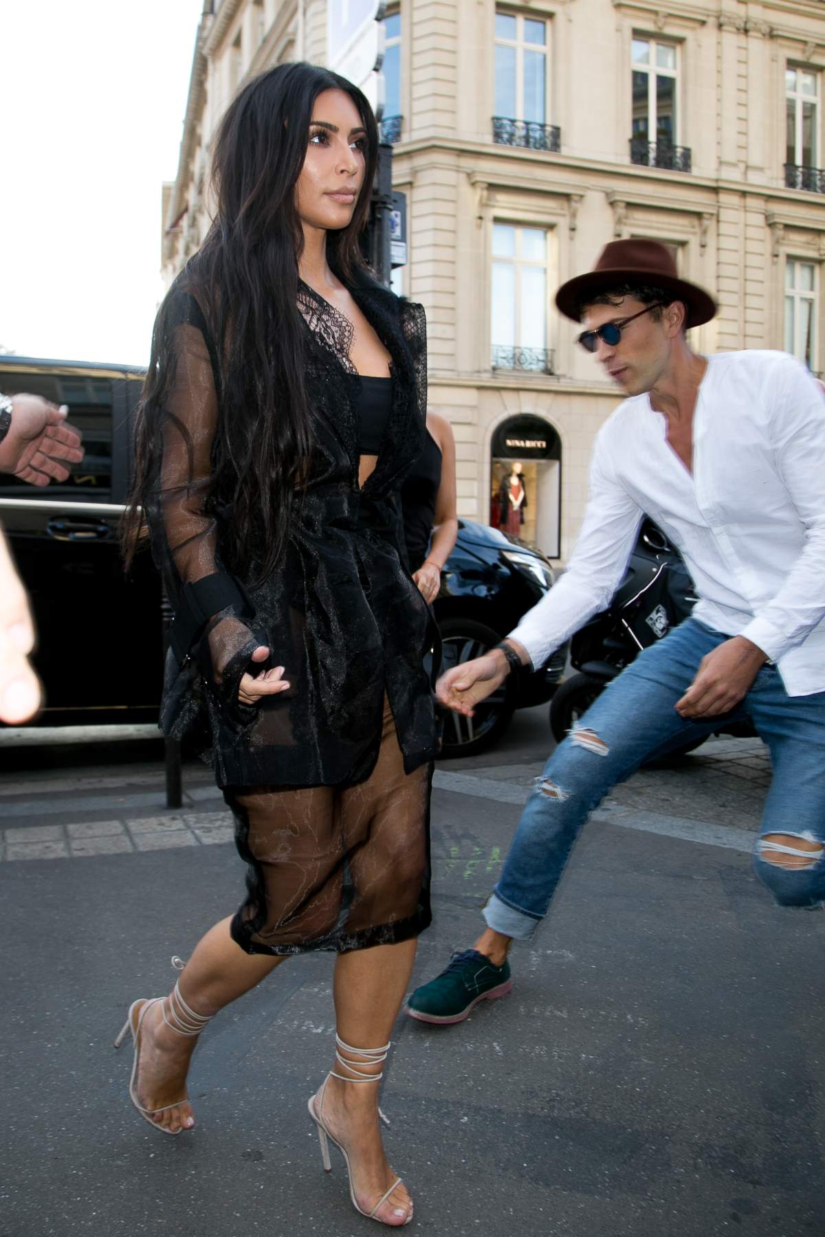 PARIS, FRANCE – SEPTEMBER 28: Vitalii Sediuk jumps on Kim Kardashian West as she arrives at ‘L’Avenue’ restaurant on September 28, 2016 in Paris, France. (Photo by Marc Piasecki/GC Images)
