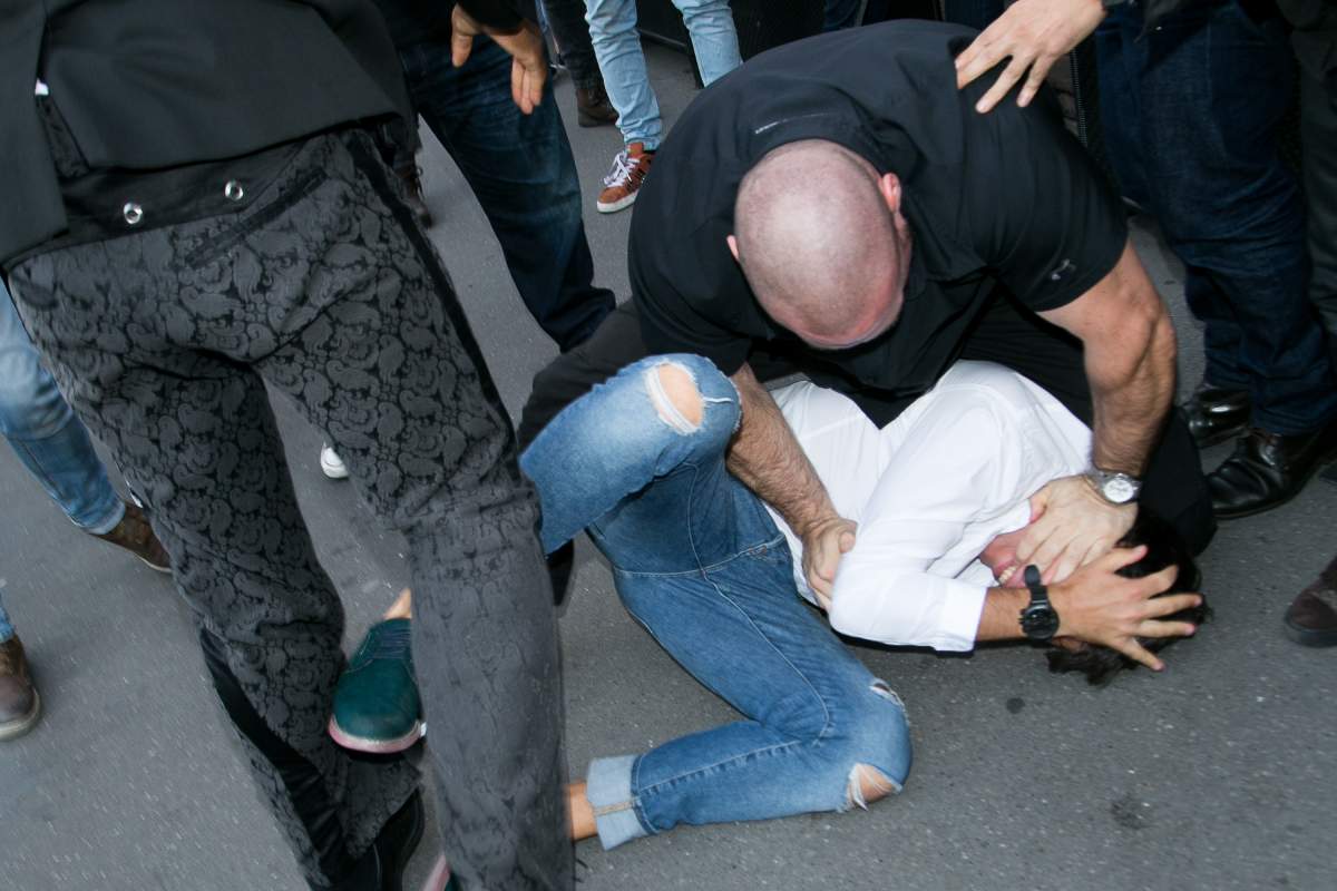 PARIS, FRANCE – SEPTEMBER 28: Bodyguard Pascal Duvier immobilizes Vitalii Sediuk after jumping on Kim Kardashian West at ‘L’Avenue’ restaurant on September 28, 2016 in Paris, France. (Photo by Marc Piasecki/GC Images)