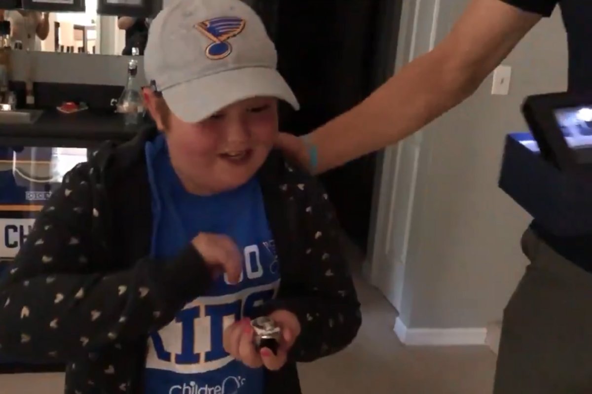 St. Louis Blues players surprise young fan with championship ring