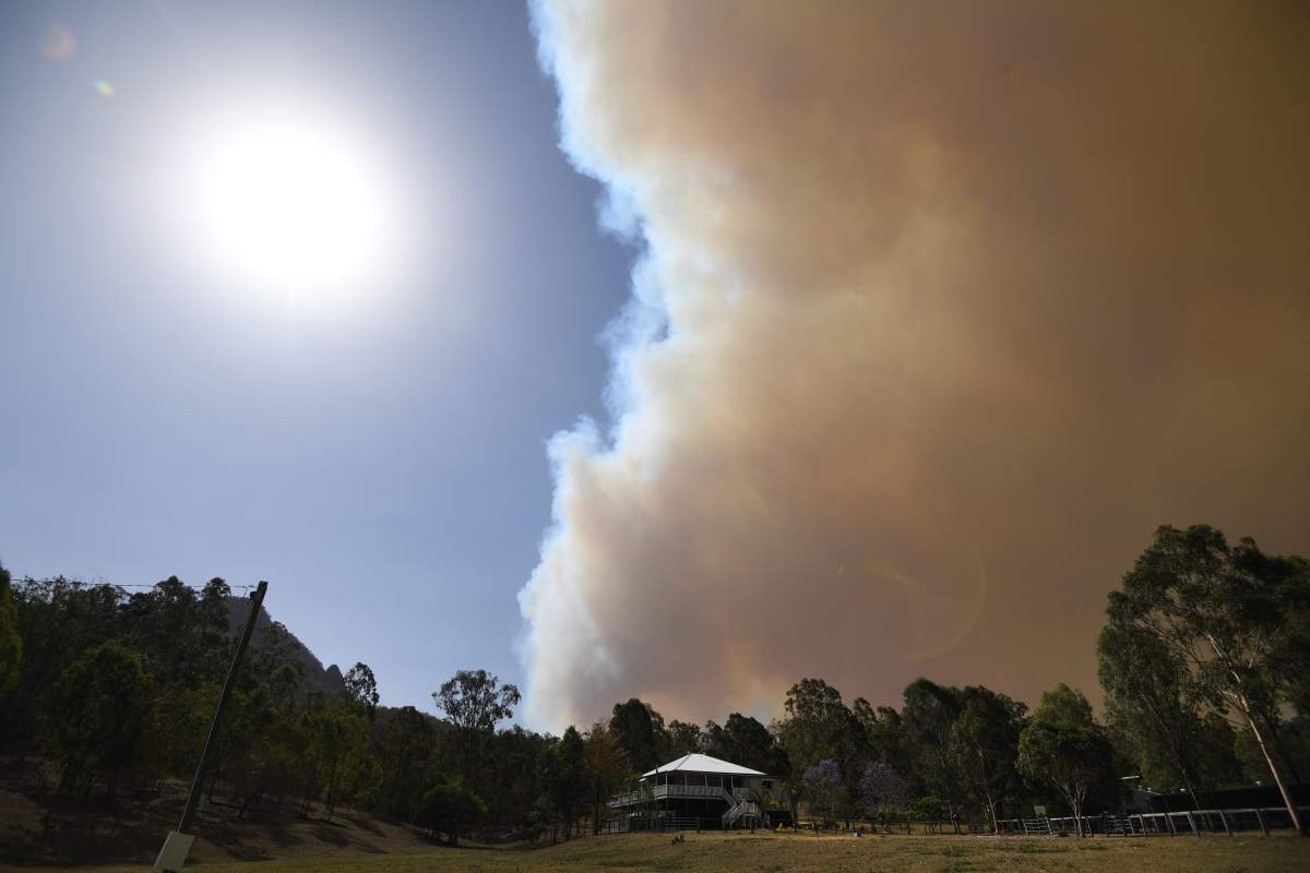 Smoke rises from an out-of-control bushfire near Clumber, Queensland, Australia, 08 Nov. 2019. (EPA/DAN PELED AUSTRALIA AND NEW ZEALAND OUT)