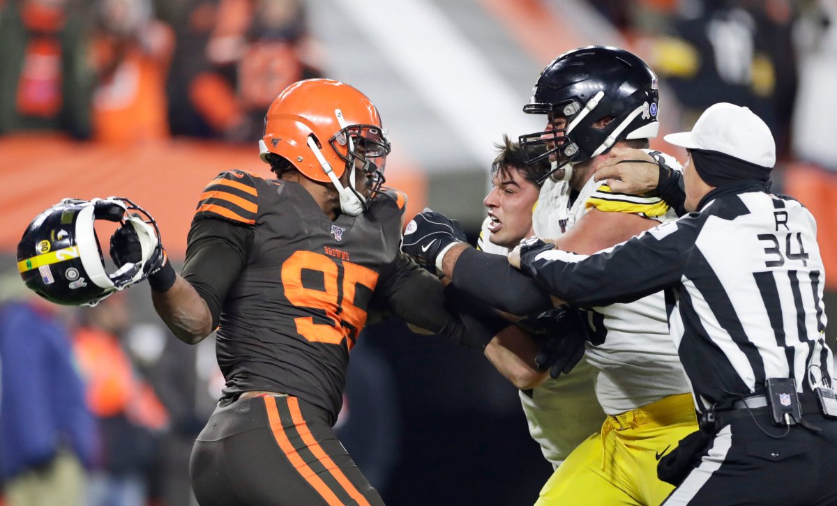 Steelers vs Browns - Myles Garrett hits Mason Rudolph with his own