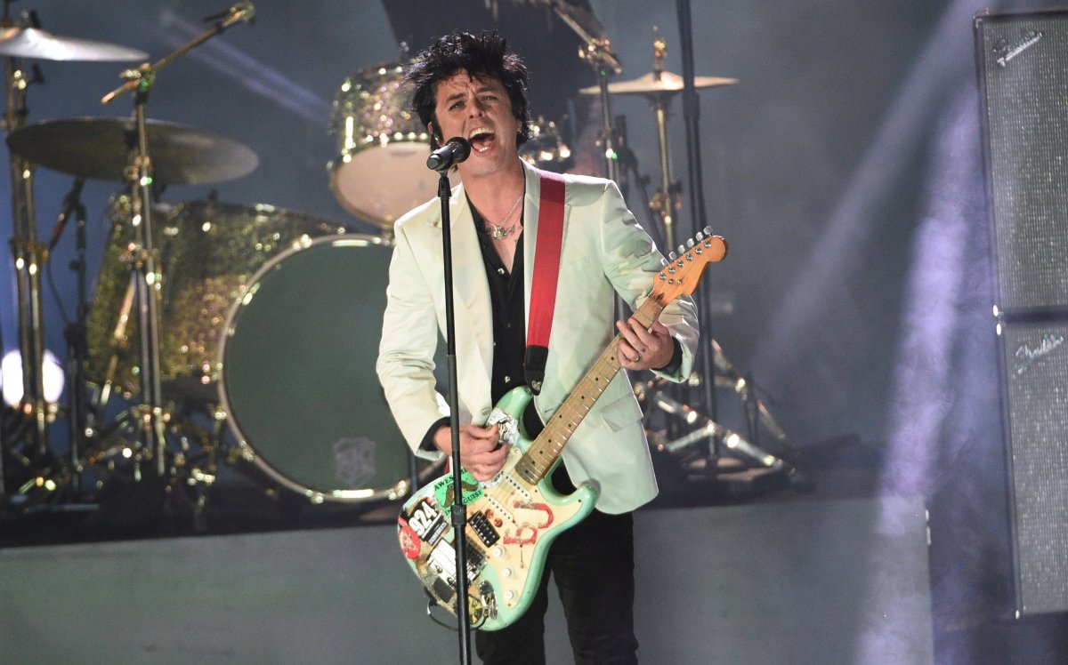 Billie Joe Armstrong of Green Day performed a medley at the American Music Awards.