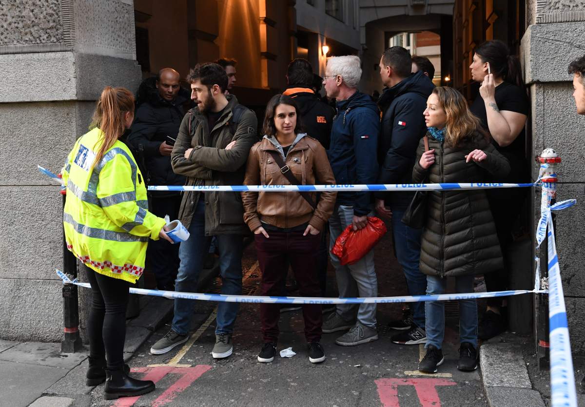 A police close to a scene of an incident at London Bridge in London, Britain, 29 November 2019. (EPA/FACUNDO ARRIZABALAGA)