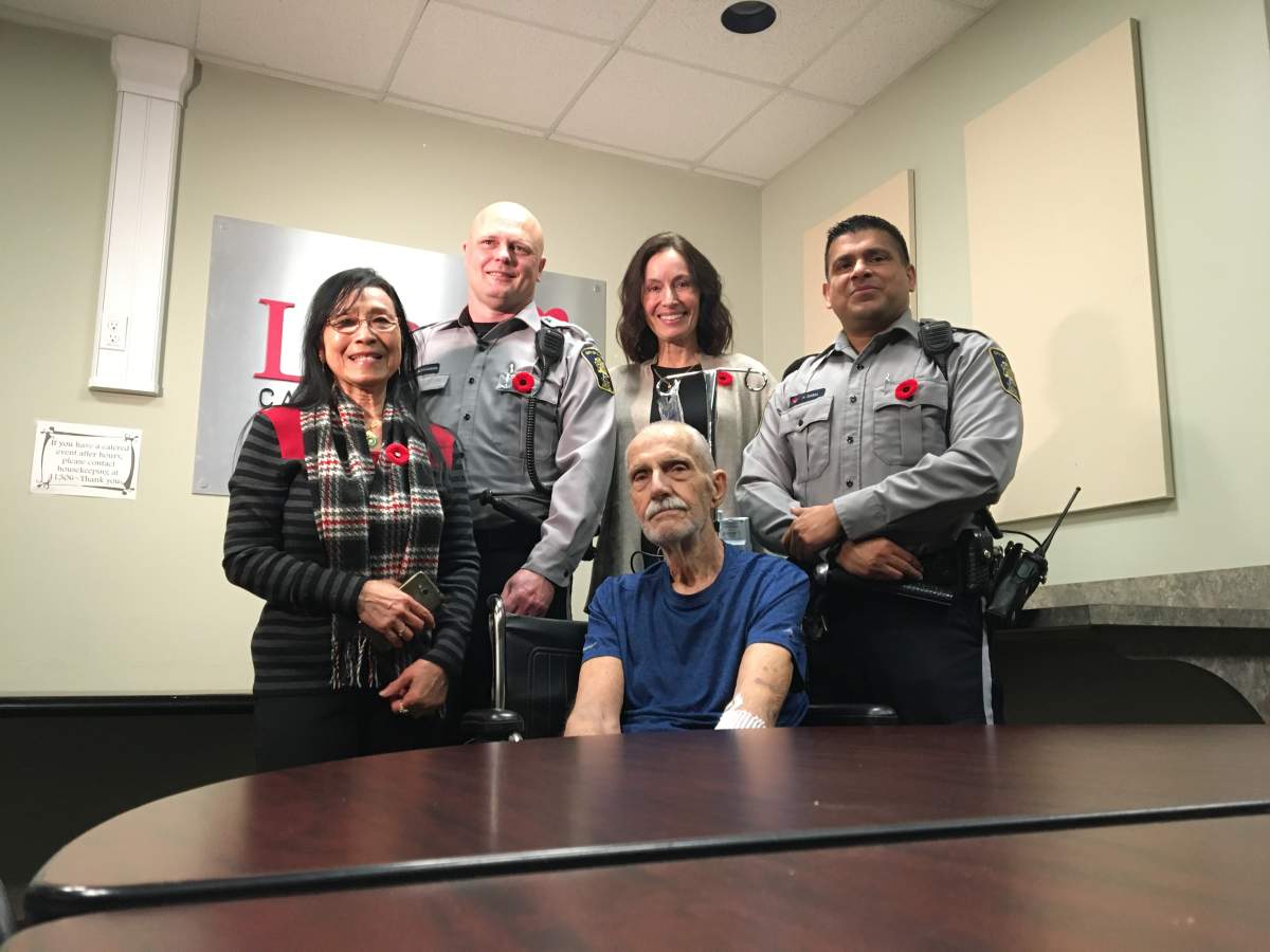 85-year-old Heinz Baade, his family and the peace officers.